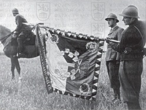 Prapor Pěšího pluku 1, předaný československým jednotkám v květnu 1940.