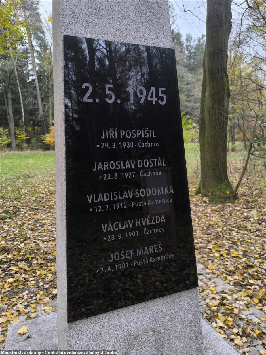 Detail nové nápisové desky na pomníku zastřelených občanů u Pusté Kamenice.