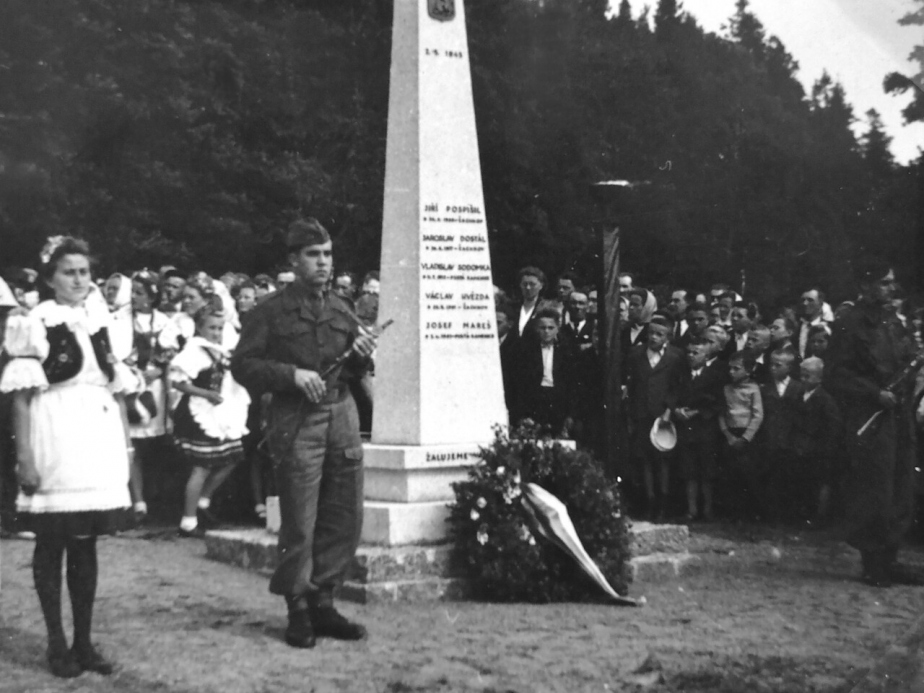 Pohled na původní vzhled pomníku zastřelených občanů u Pusté Kamenice. 