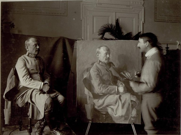 Polní maršál R-U armády Svetozar Borojević von Bojna během portrétování po povýšení do hodnosti polního maršála začátkem roku 1918. Svetozar Borojević von Bojna (*1856 – †1920) patřil k nejschopnějším generálům R-U armády.