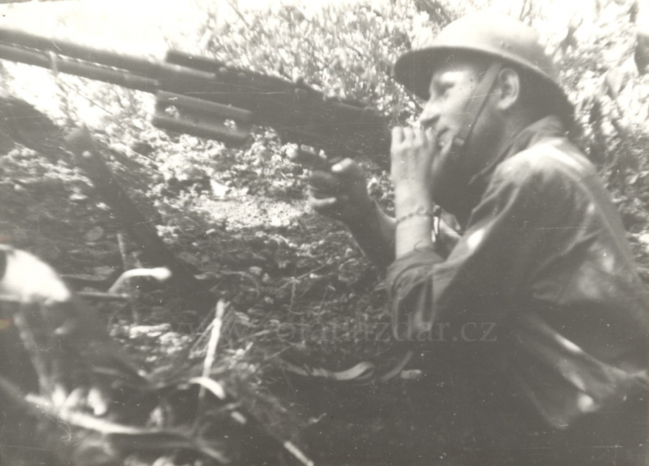 Voják 11. roty Pěšího praporu 2 bránící zákop kulometem Chatellerault MAC Mle. 1924 M29.