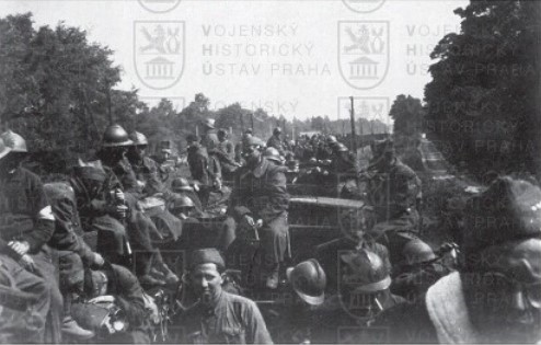 První pěší pluk se přesouvá na novou obrannou linii u Gien. Snímek je datován 16. června 1940.