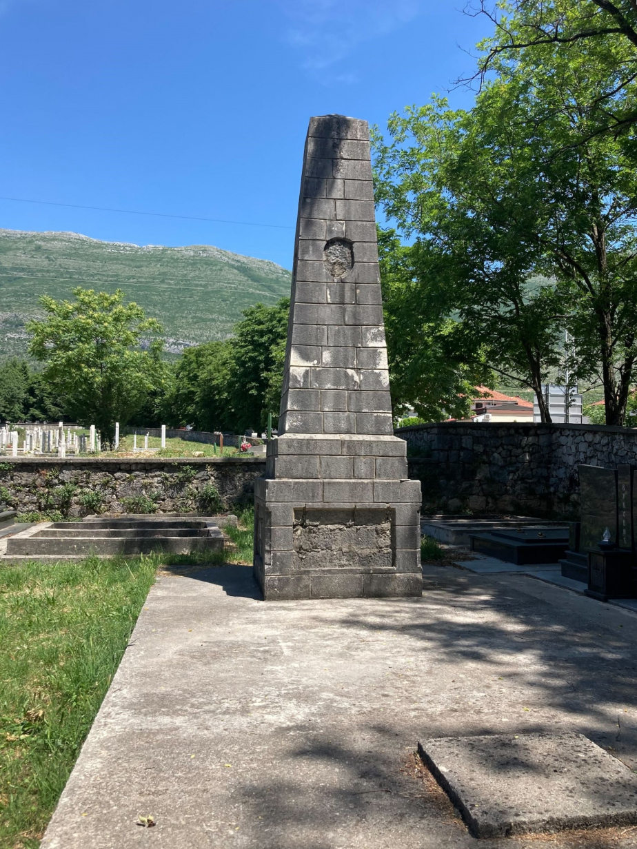 Dochovaný centrální pomník na hřbitově v Trebinje, v popředí je vidět deska zakrývající vstup do prostor, kam měly být údajně uloženy ostatky padlých vojáků, rakousko-uherské armády.