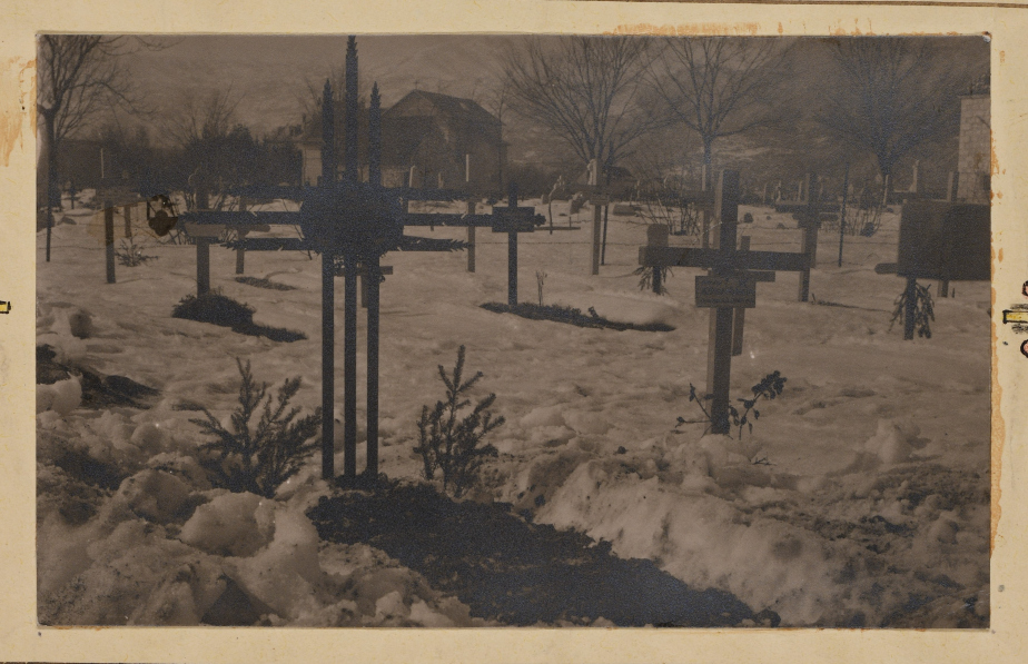 Fotografie rakousko-uherských vojenských hrobů na civilním hřbitově v Cetinji v období první světové války.