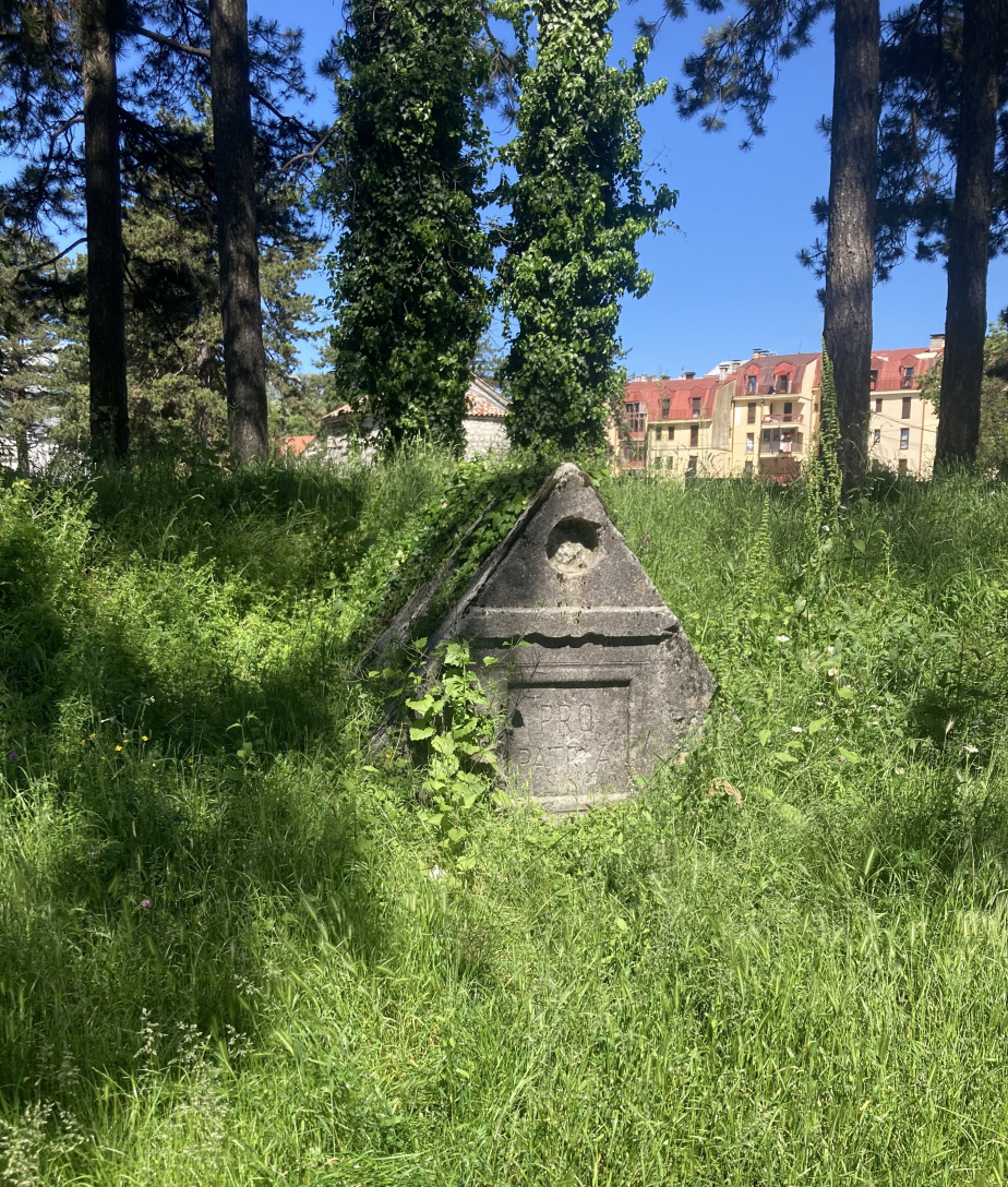 Fragment ústředního pomníku rakousko-uherského vojenského hřbitova v Cetinji.