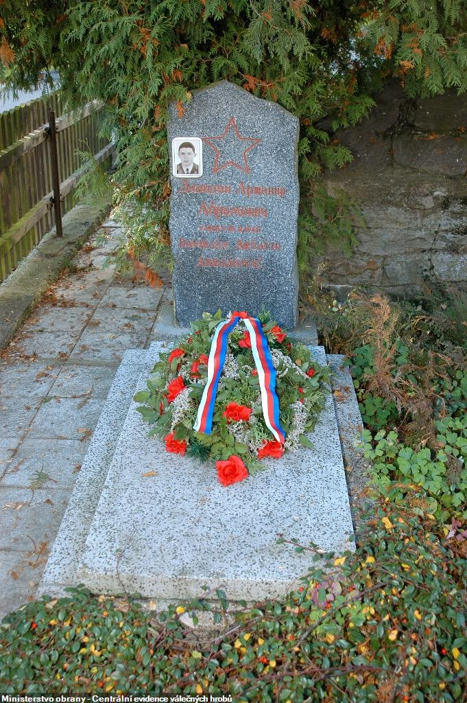 Hrob s ostatky rudoarmějce arménského původu Aršavira Abramoviče Davidjana, který zemřel na tyfovou nákazu v lazaretu ve Ždáru nad Sázavou v červnu 1945.