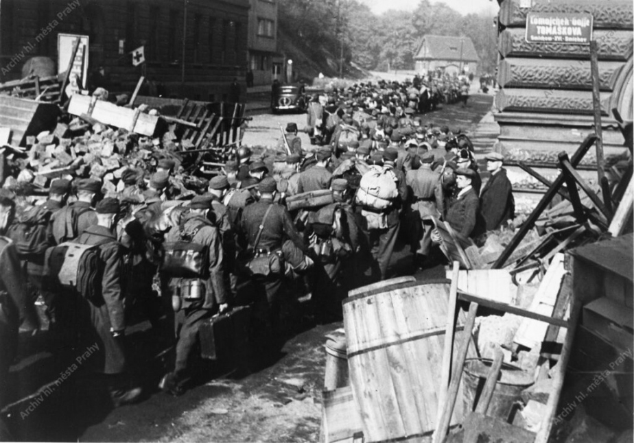Oddíly zajatců SS na cestě do motolských kasáren v květnu 1945, bezprostředně po odeznění Pražského povstání.