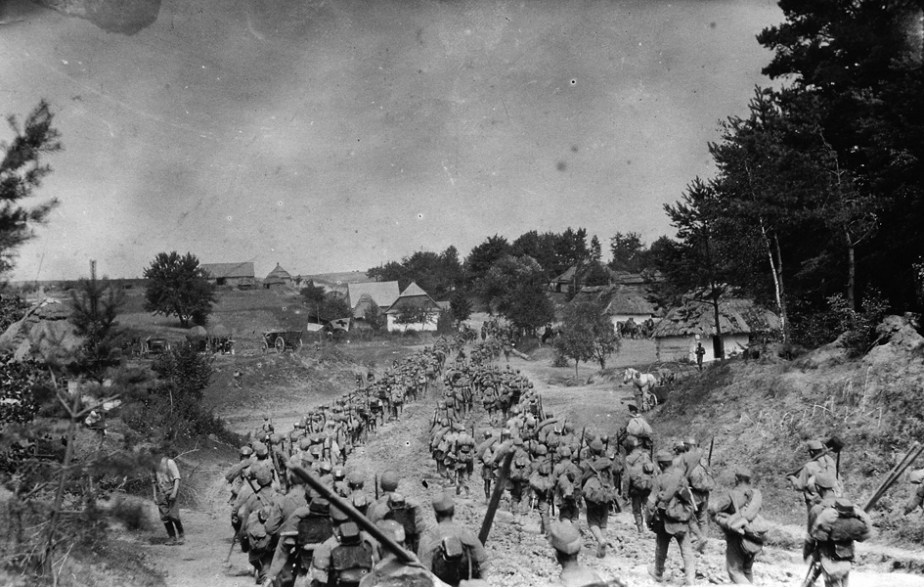 Pochodové kolony rakousko-uherské pěchoty na postupu Východní Haličí v létě 1915