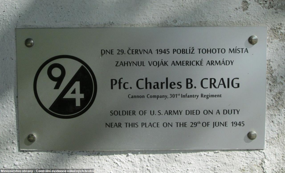 Pamětní deska připomínající amerického svobodníka Charlese Craiga zahynulého při dopravní nehodě na konci června 1945.