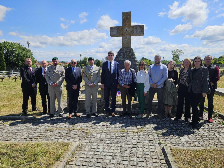 Snímek se ze setkání naší delegace se zástupci města Valjevo na místním vojenském hřbitově.