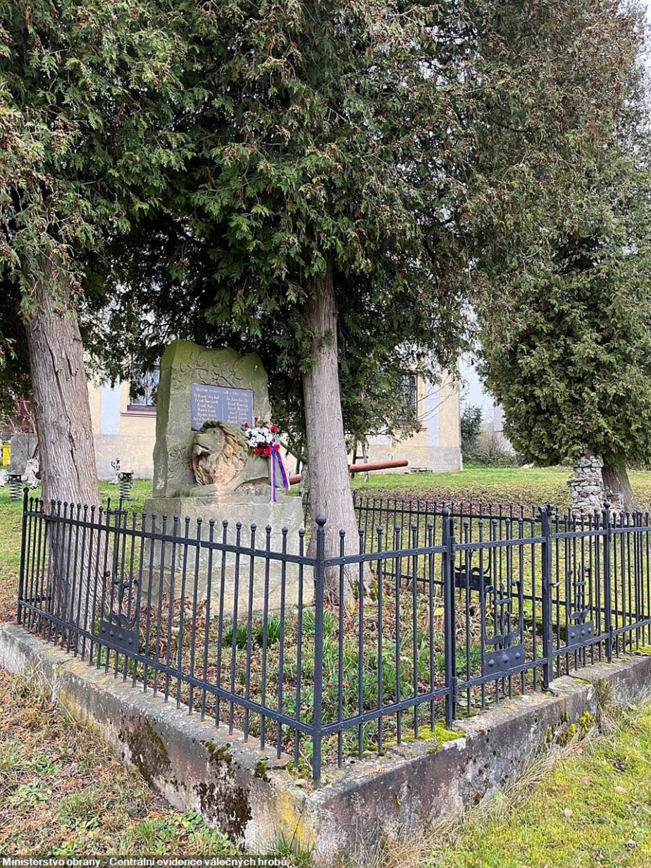 Pohled na pomník obětem první světové války v Javorníku před renovací. 
