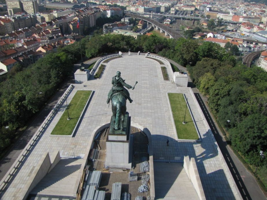 Autorem bronzové sochy, jež je součástí Národního památníku na Vítkově, je sochař Bohumil Kafka. 