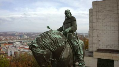 Při práci dbal sochař důsledně na to, aby postava byla dobře viditelná z pohledu ze všech směrů.