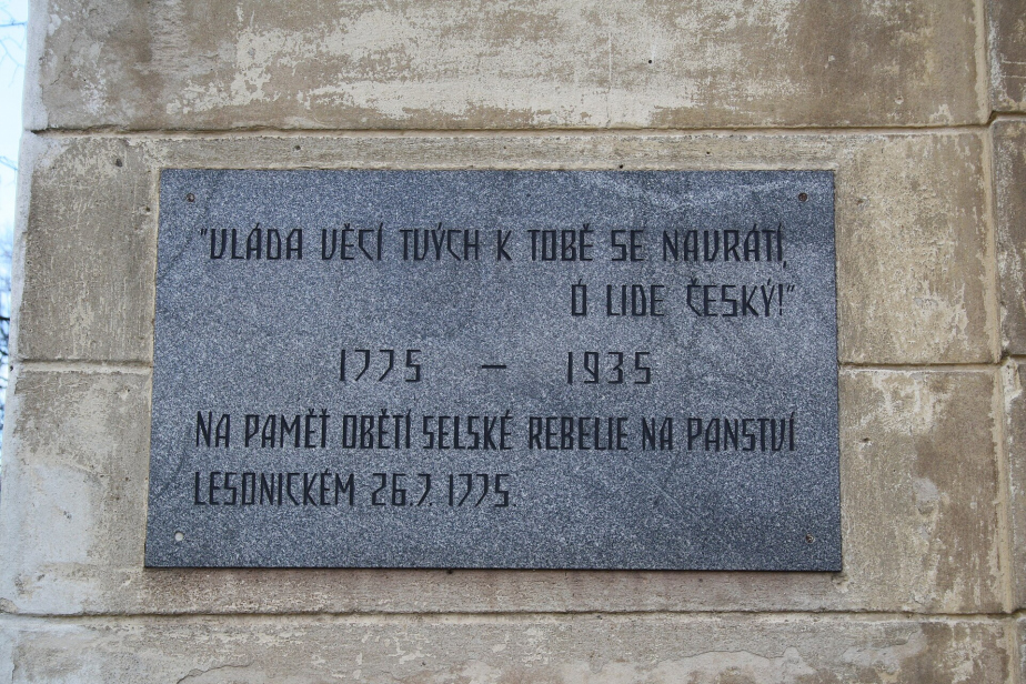 Pamětní deska selského povstání z roku 1935 na zdi lesonického zámku.