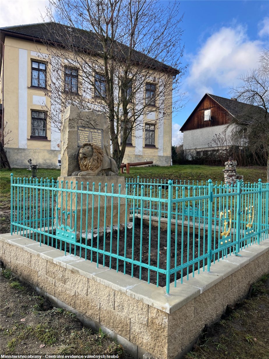 Pohled na pomník obětem první světové války v Javorníku po renovaci. 