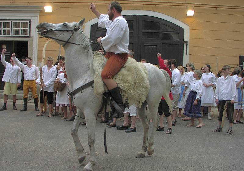 Povstání nevolníků si připomněli lidé na zámku v Lesonicích dobovou scénkou s ochotníky v hlavních rolích.