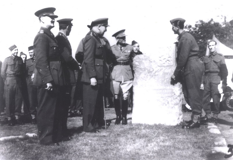 František Bělský při odhalení památníku v Cholmondeley. 