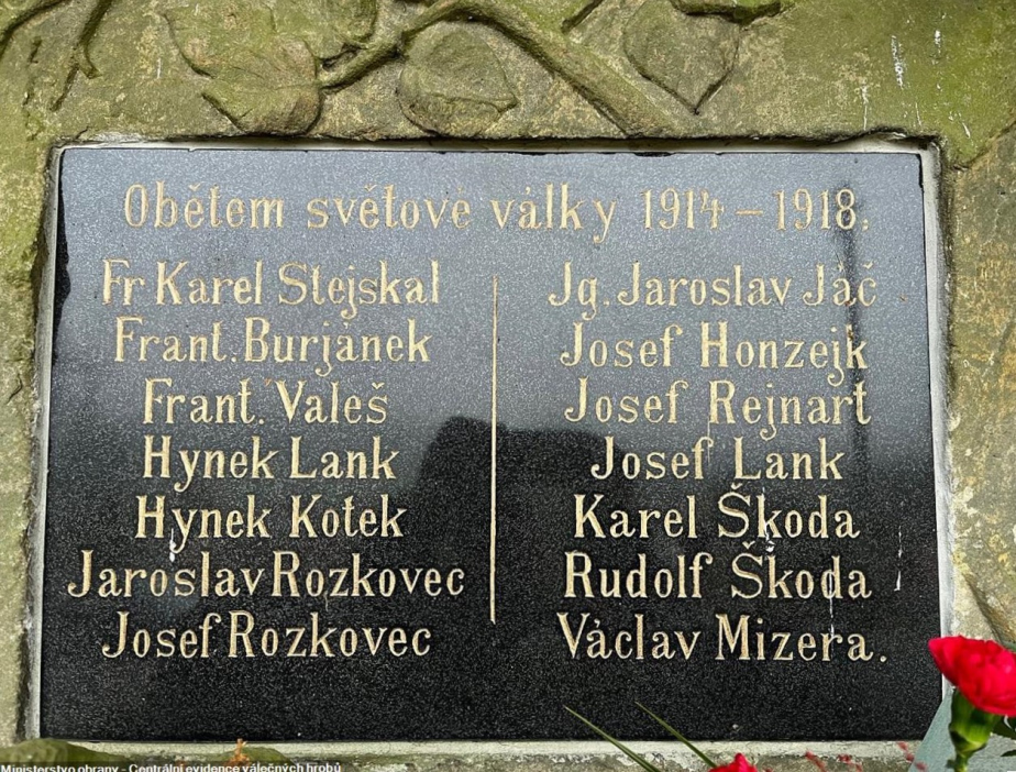 Detailní pohled na nově vyzlacenou nápisovou desku. 