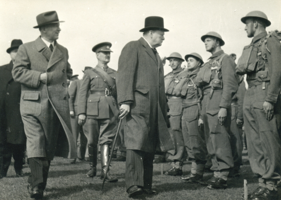 Winston Churchill na přehlídce československých vojáků, vpravo František Bělský. 