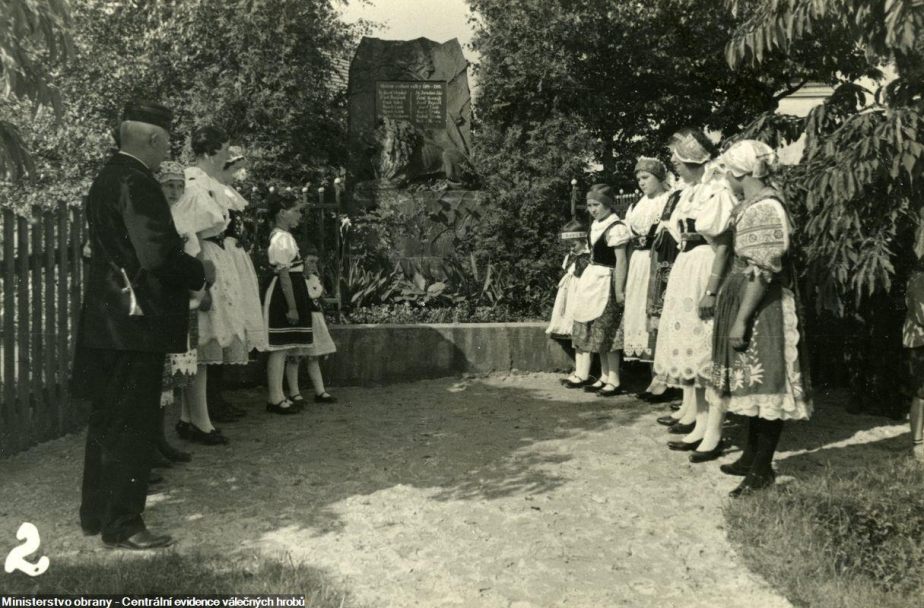 Historický pohled na pomník obětem první světové války v Javorníku. 
