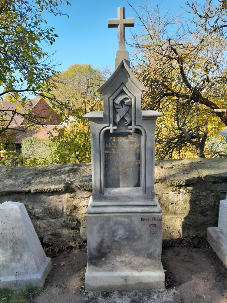 Pískovcový pomník majora Mořice Eislera po renovaci. 