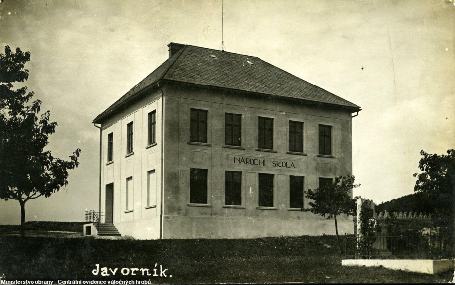Pomník se nachází v pravém rohu historické fotografie.