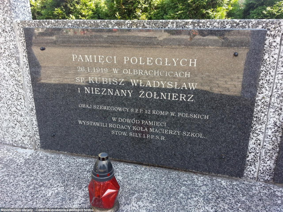 Hrob dvou polských vojáků v Albrechticích.