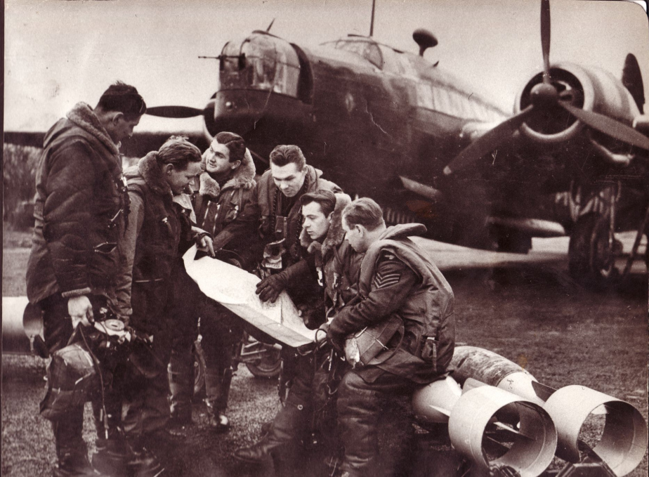 Osádka 311. čs. bombardovací perutě při předletové přípravě, v pozadí jejich Wellington Mk.IC..