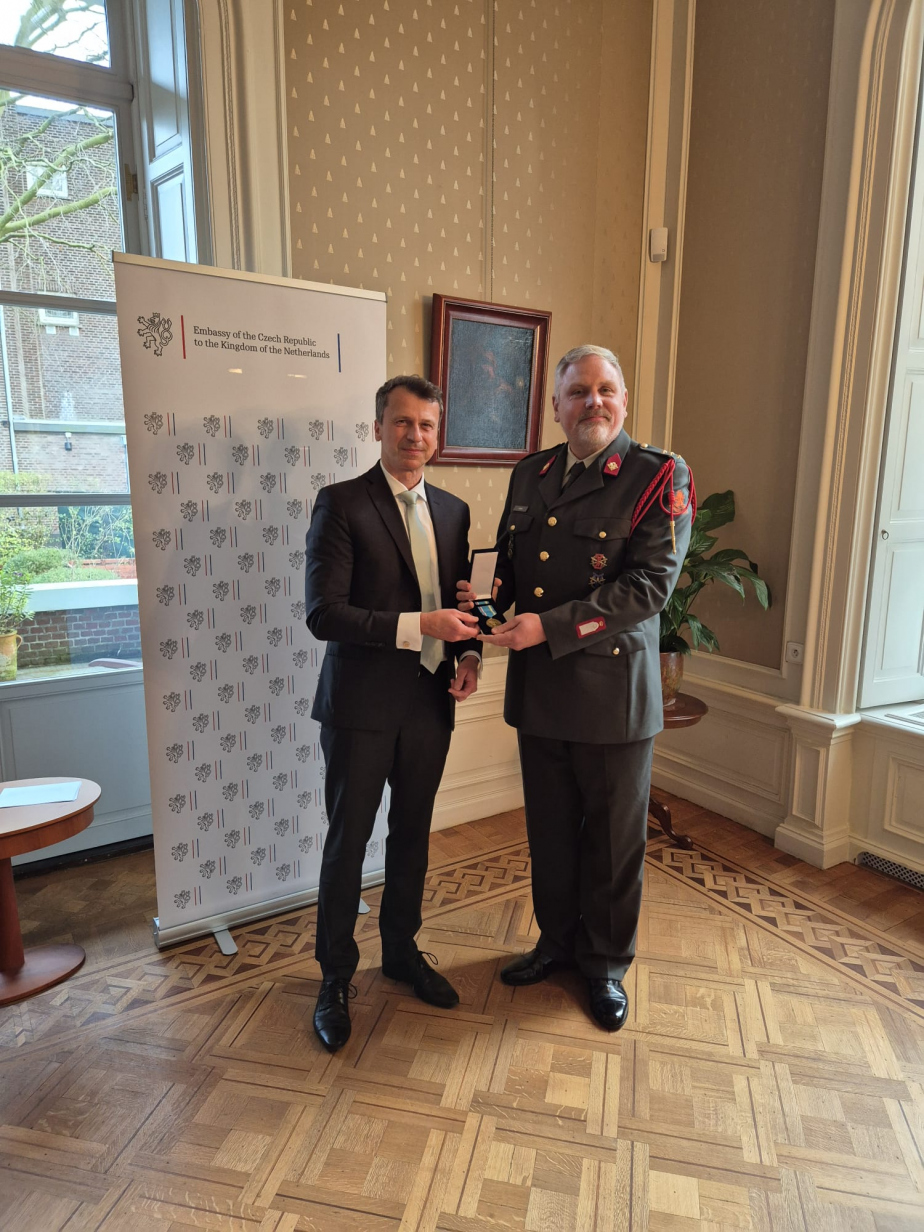 Velitel RIU/RNLDA Capt. Geert Jonker v lednu 2025 při příležitosti převzetí ocenění Ministerstva obrany České republiky.
