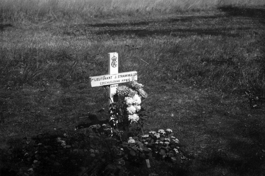 Hrob Josefa Strankmüllera v roce 1947. Na hrobě je chybně uvedeno datum úmrtí.