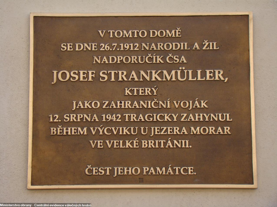 Pamětní deska na rodném domě v Rokycanech.