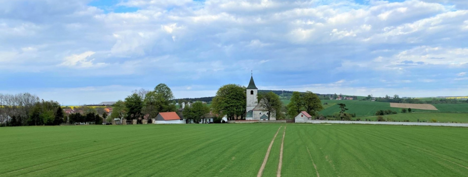 Pohled na obec Křeč s kostelem sv. Jakuba Většího.