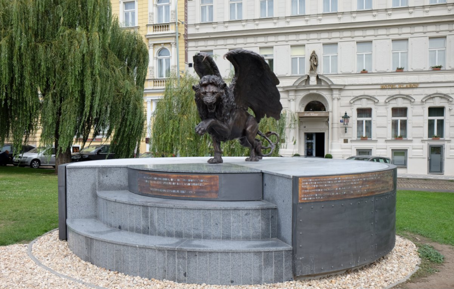 Pomník připomínající 2 500 čs. letců, kteří sloužili v Britském královském letectvu v letech 1940-1945, je umístěn na Klárově v Praze. 