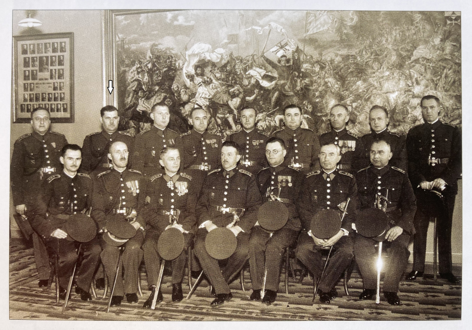 Společné setkání bývalých posluchačů Válečné školy po deseti letech. František Chládek je označen šipkou, rok 1935.