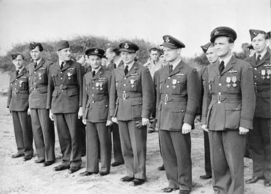 Piloti 310. československé stíhací perutě RAF ve Velké Británii. 