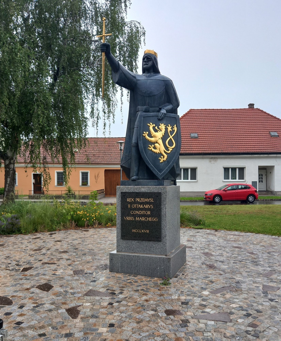 Socha Přemysla Otakara II. v dolnorakouském Marcheggu.