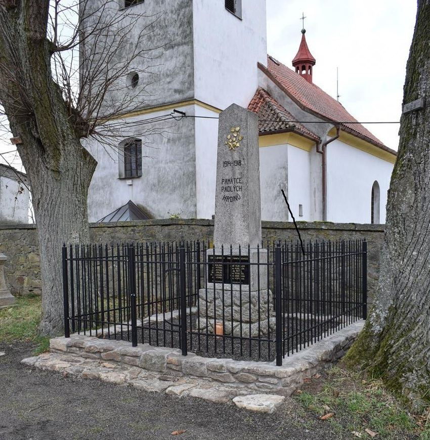 Pohled na pomník ve Zhoři po renovaci. 
