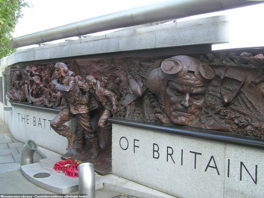 Londýnský pomník bitvy o Británii (Battle of Britain Monument) zobrazuje v sérii reliéfů různé klíčové okamžiky bitvy. Zachycuje nejen letecké souboje a piloty, ale i prosté lidi v krytech. ČR přispěla na památník 2,5 miliony korun. 