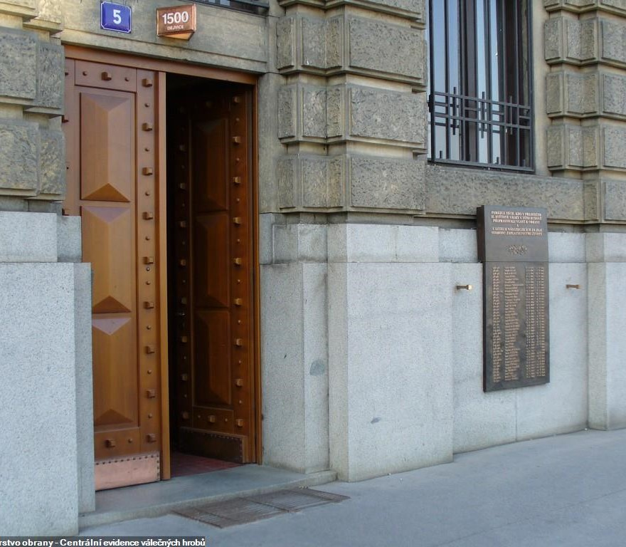 Bronzová deska umístěná napravo od vchodu do budovy Generálního štábu Armády ČR.