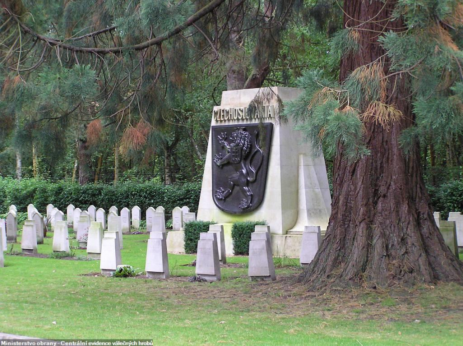Na hřbitově Brookwood Military Cemetery ve Velké Británii se nachází několik hrobů příslušníků 312. čs. stíhací peruti RAF. 