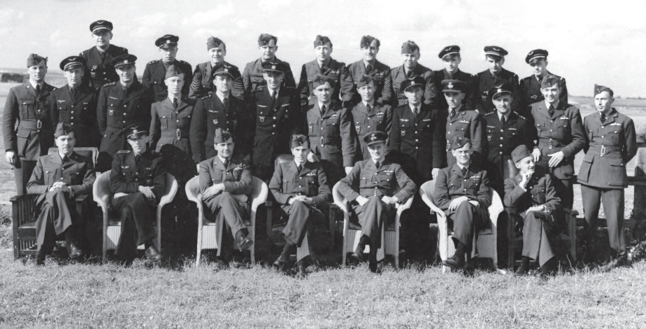 Skupinový portrét pilotů 312. čs. perutě RAF v Duxfordu ze září 1940.