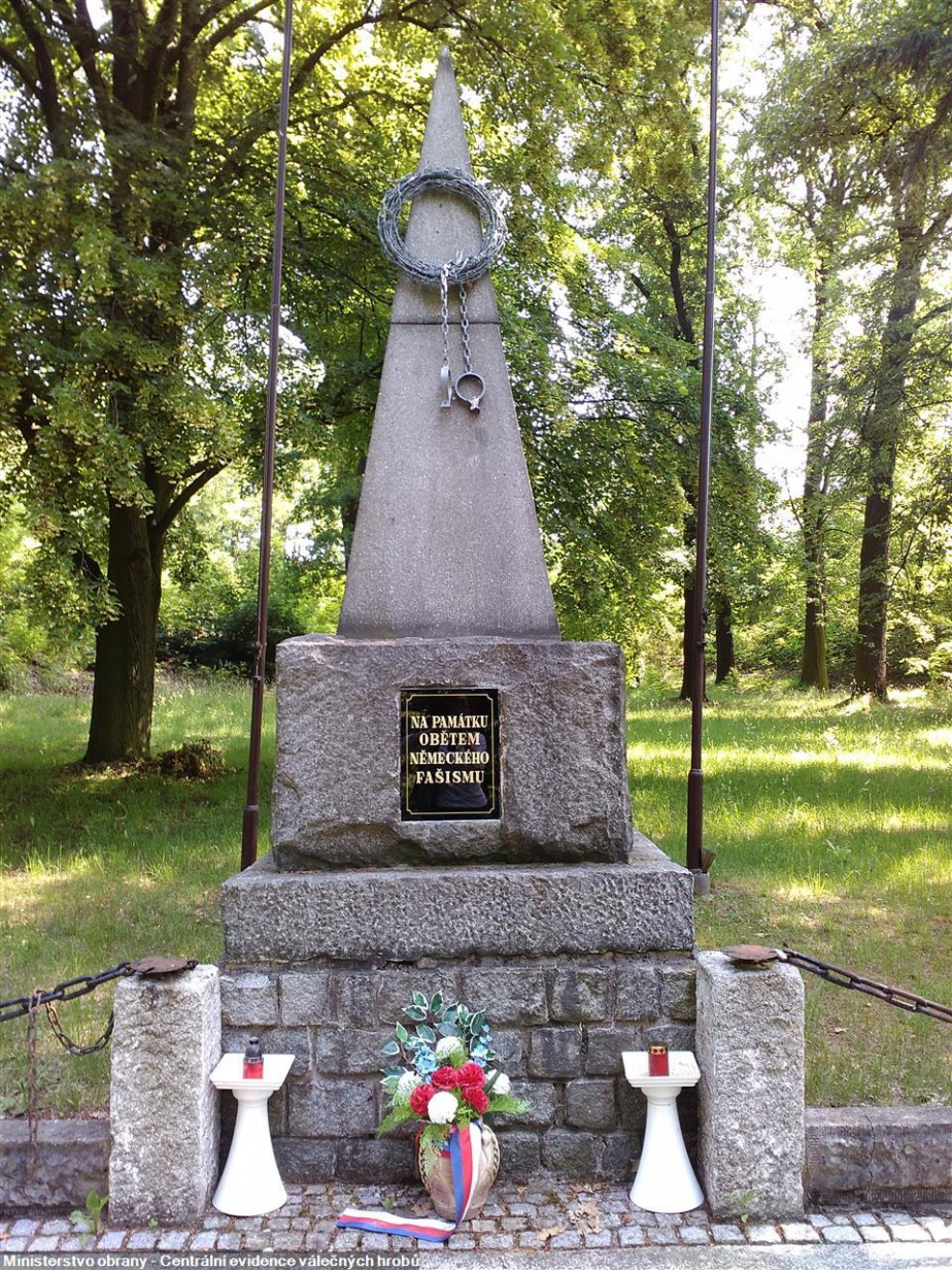 Pomník nad hroby obětí pochodu smrti v Háji umučených v západočeském Stodu.