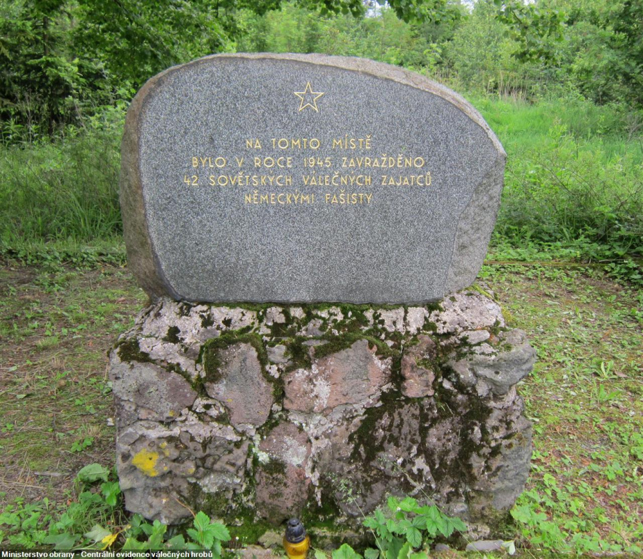 Pomník zavražděným rudoarmějcům ve Dvorcích na Bruntálsku.