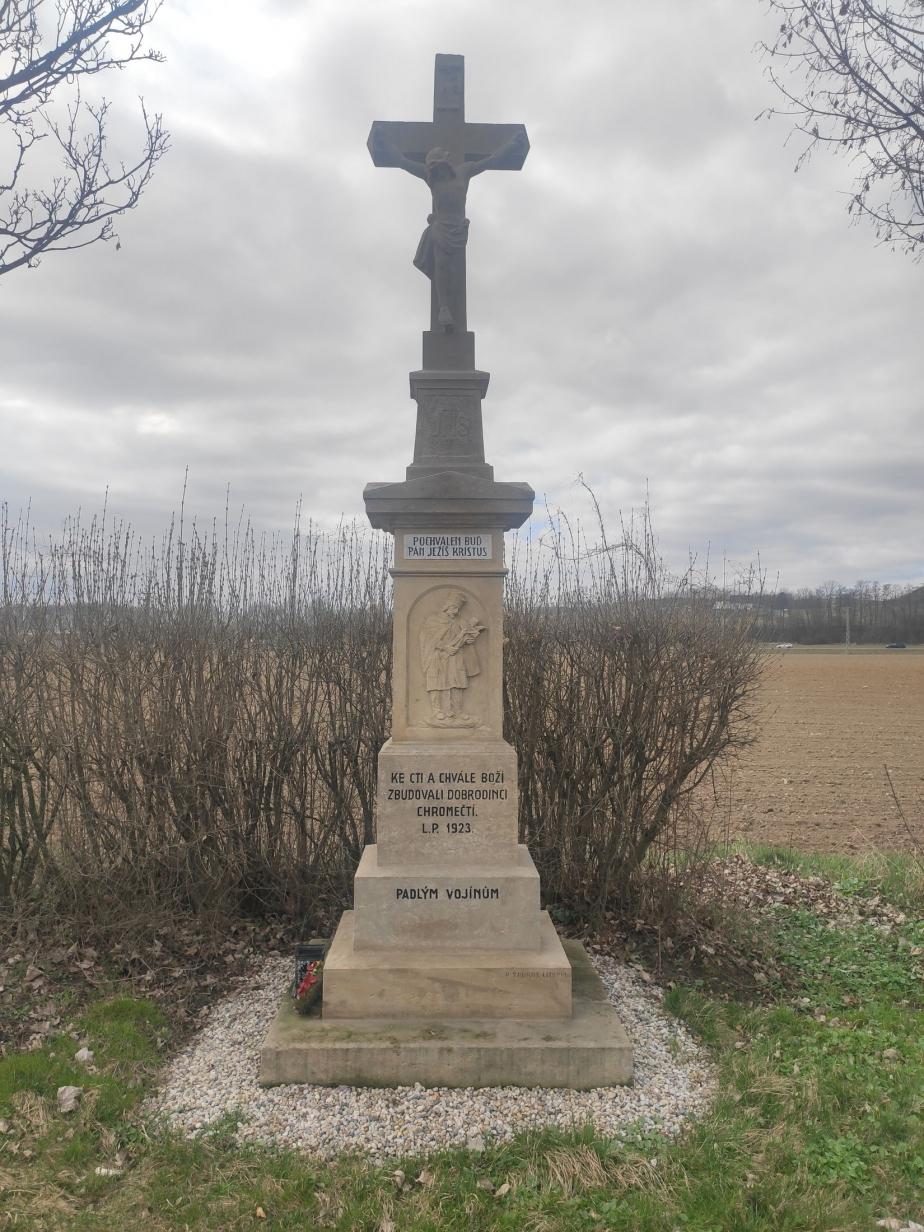 Celkový pohled na pomník v Chromči po renovaci. 