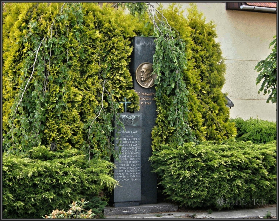 Pomník obětem první světové války v Malhoticích před renovací. 