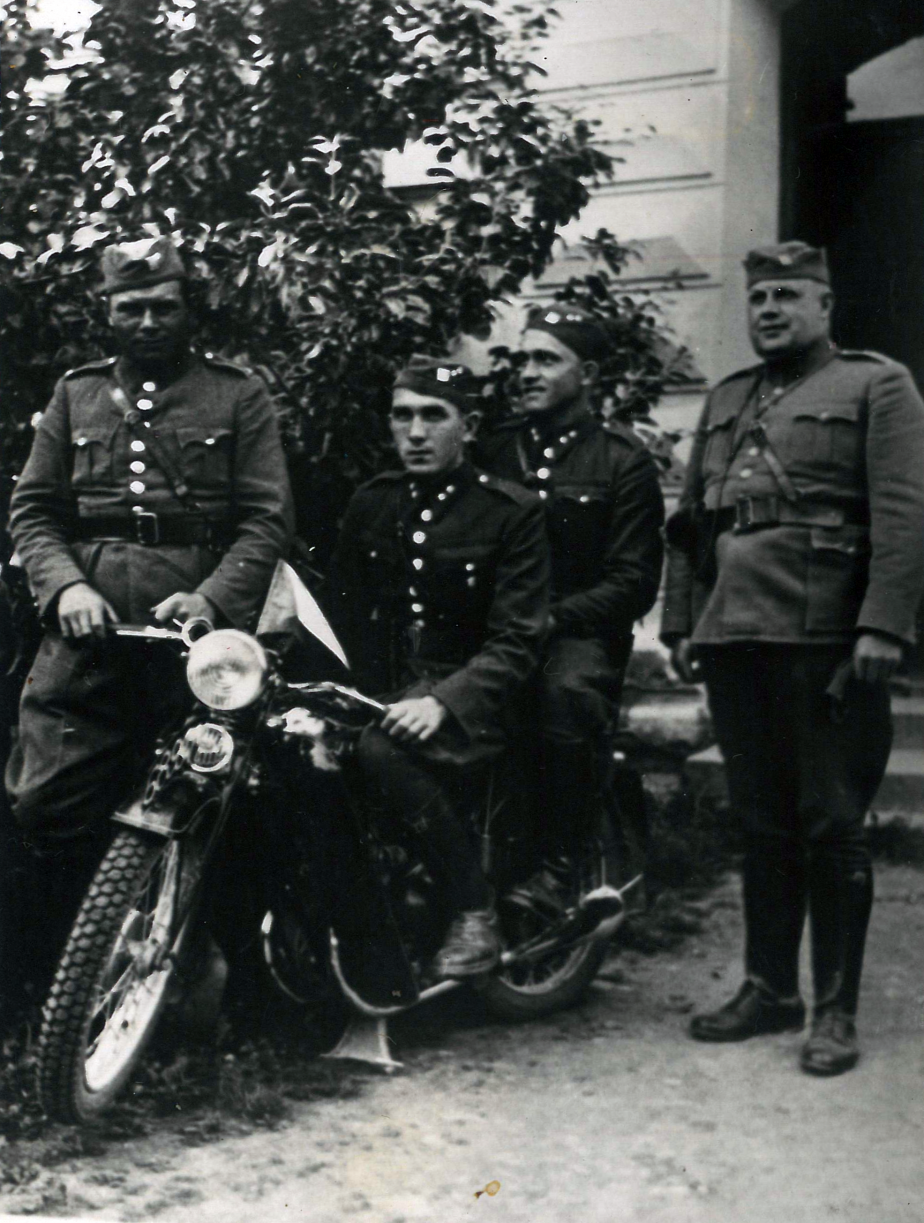 Skupinový snímek osádky Četnické stanice Liptaň z roku 1938