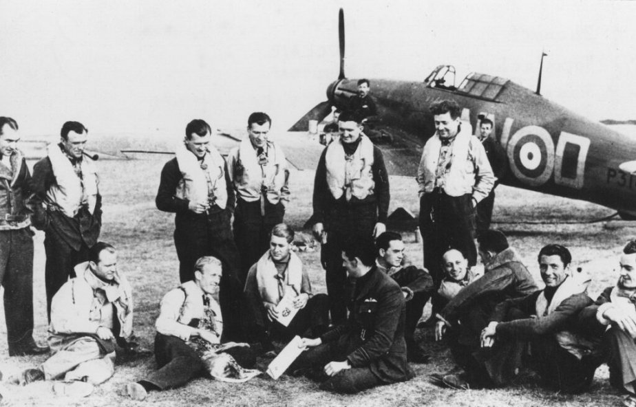 Na snímku jsou zachyceni piloti 310. čs. stíhací perutě, za nimi jejich Hurricane Mk.I. 