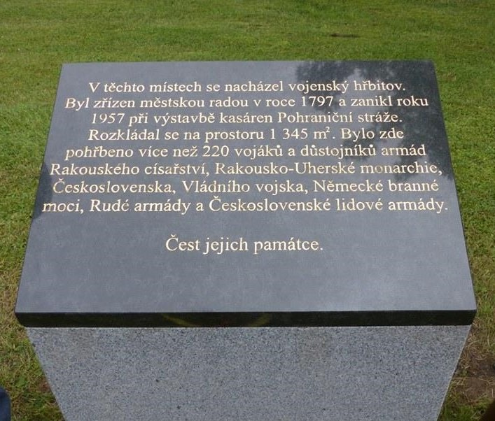 Pomník na místě bývalého vojenského hřbitova v Českých Budějovicích.