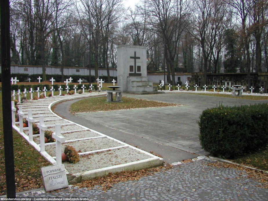 Čestné pohřebiště popravených italských legionářů na Olšanských hřbitovech, kde od 24. dubna 1921 leží také Karel Nováček.