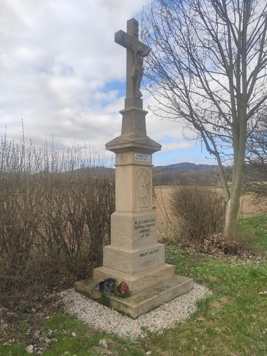 Celkový pohled na pomník v Chromči po renovaci. 